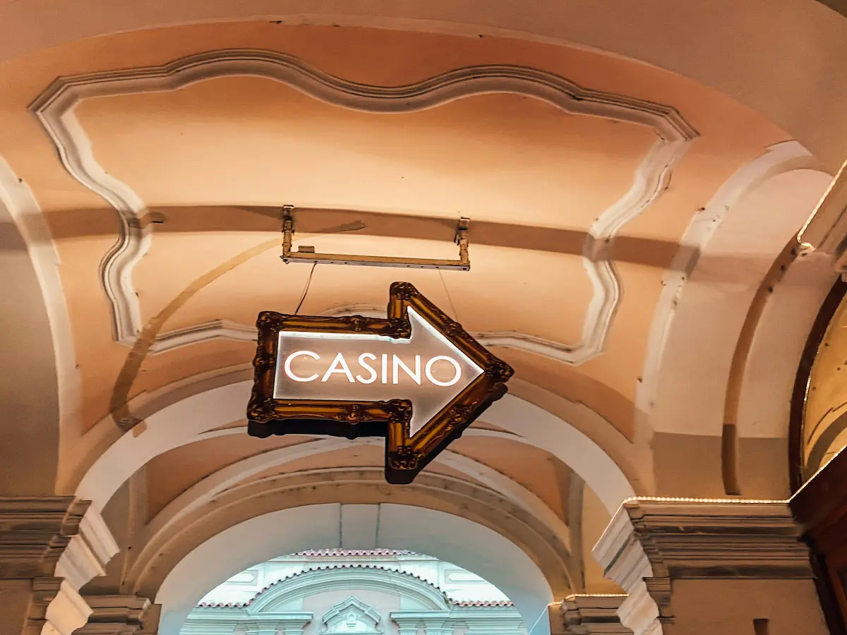 Ein leuchtendes Neon-Schild mit der Aufschrift CASINO und einem Pfeil nach rechts